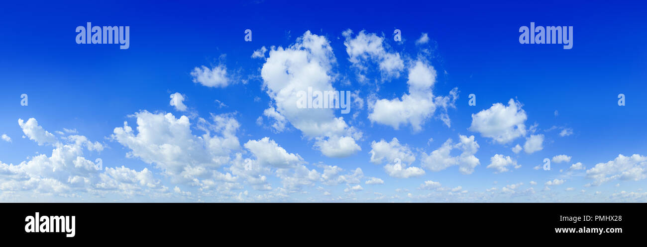Cloudscape - Blauer Himmel und weiße Wolken, breites Panorama Stockfoto