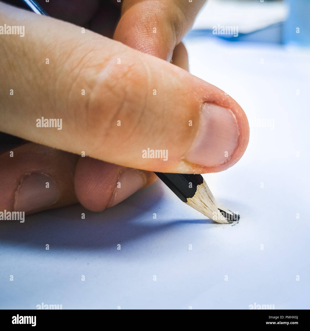 Gebrochenen bleistift Hand blau hintergrund quadratischen Format Stockfoto