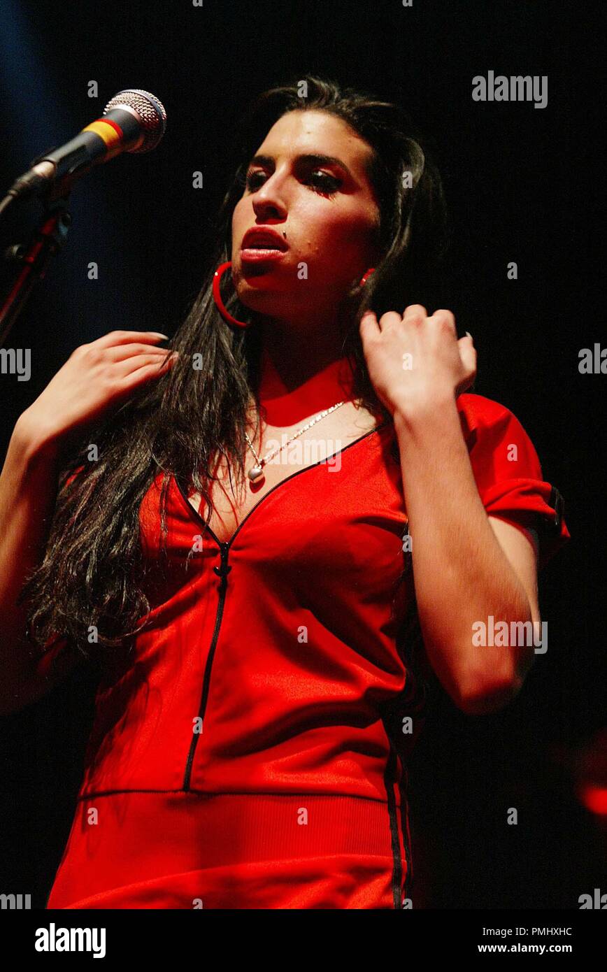 London. Amy Winehouse - Sänger - Führt live auf der Bühne im Shepherds Bush Empire. 3. Mai 2004 Ref: LMK 12-21 -040504 © Adams / Sehenswürdigkeit MediaPunch Stockfoto