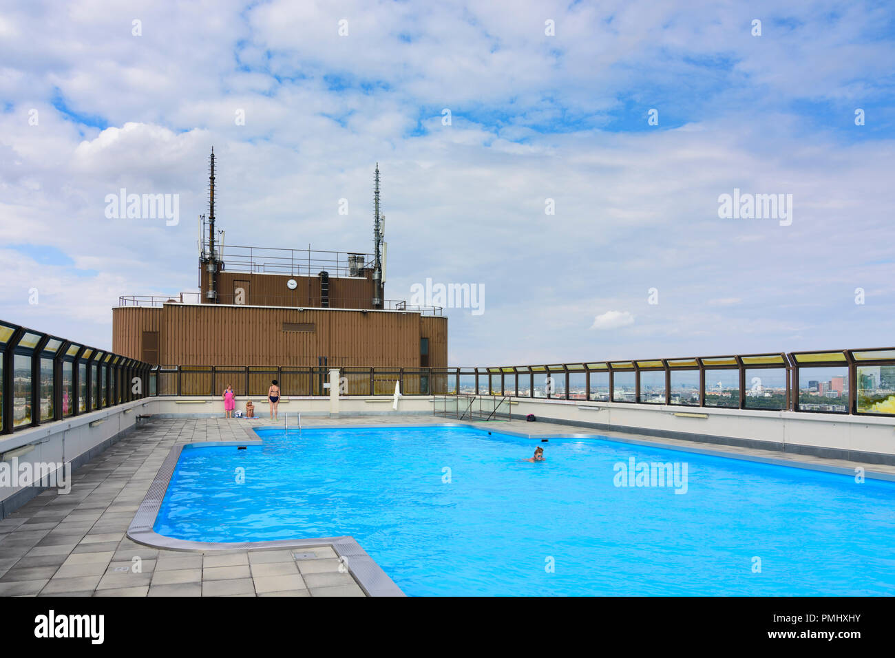 Wien, Wien: Pool auf dem Dach des Wohnpark Alt Erlaa Wohnanlage, Hochhaus, 23. Liesing, Wien, Österreich Stockfoto