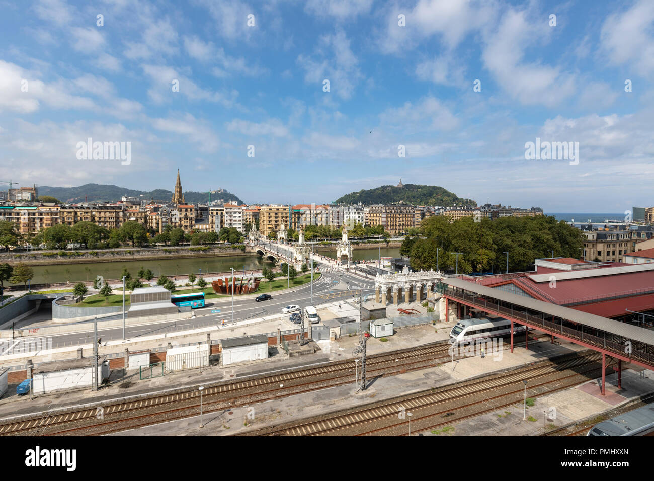 Blick von San Sebastián, mit der María Cristina Bridge, von der Terrasse des Tabakalera, San Sebastián, Baskenland, Spanien Stockfoto