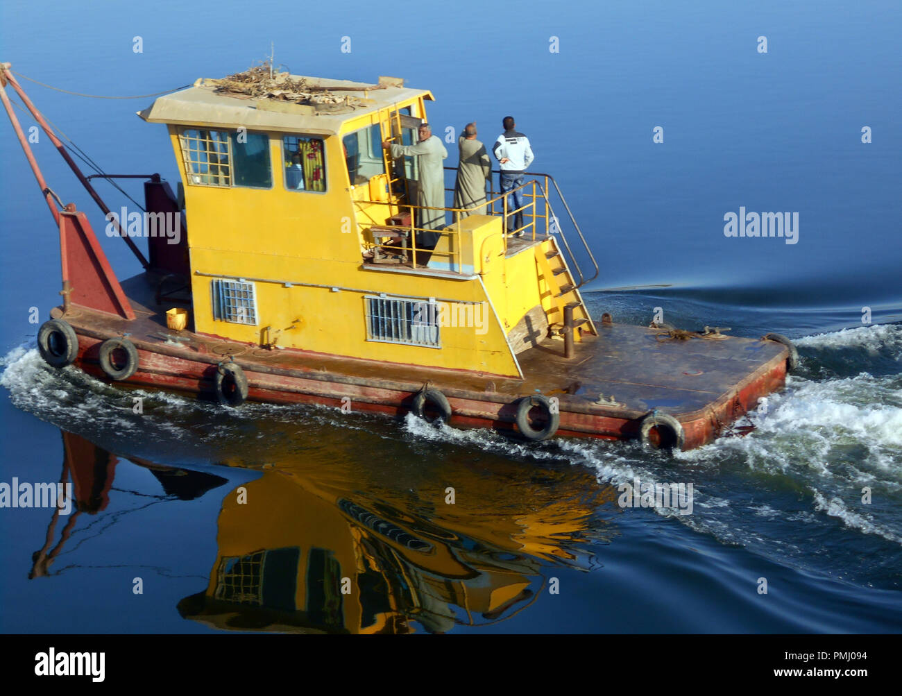 Einen seltsamen, skurrilen und bunten Boot unterwegs auf dem Nil in Ägypten. Stockfoto