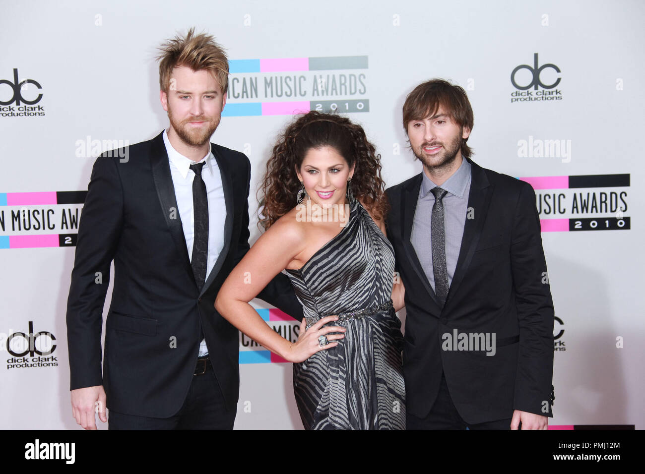 (L - r) Charles Kelley, Hillary Scott und Dave Haywood der Band Lady Antebellum in der Ankunftshalle des AMERICAN MUSIC AWARDS 2010 statt auf der Nokia Theater LA LIVE in Los Angeles, CA. Die Veranstaltung fand am Sonntag, 21. November 2010 statt. Foto von Jesus Jimenez Pacific Rim Foto Presse. Datei Referenz # 30722 048 PLX nur für redaktionelle Verwendung - Alle Rechte vorbehalten Stockfoto