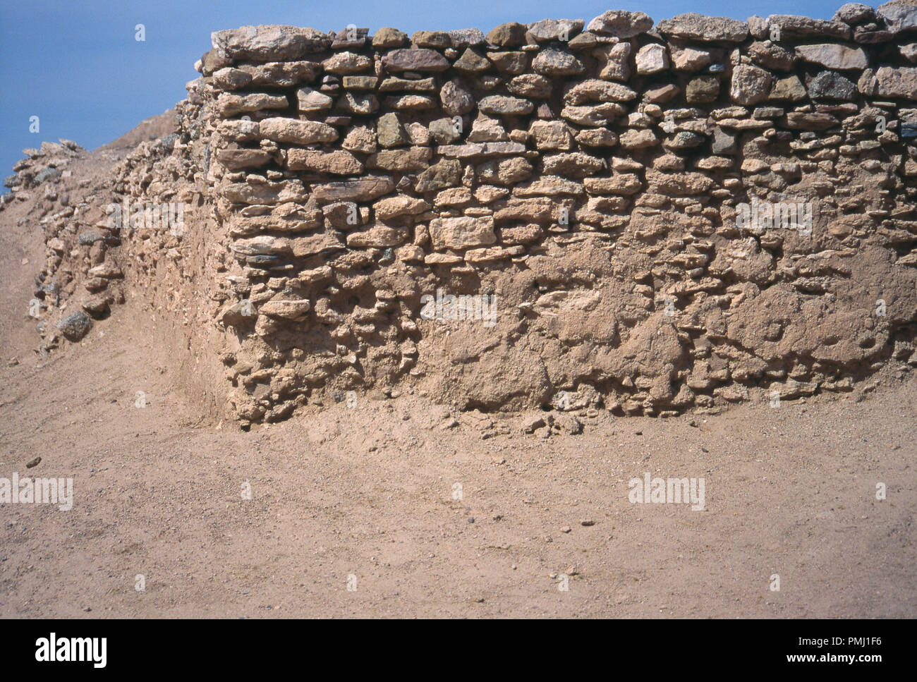 Hohokam Plattform damm Ruinen von Pueblo Grande, Phoenix, Arizona. Foto Stockfoto