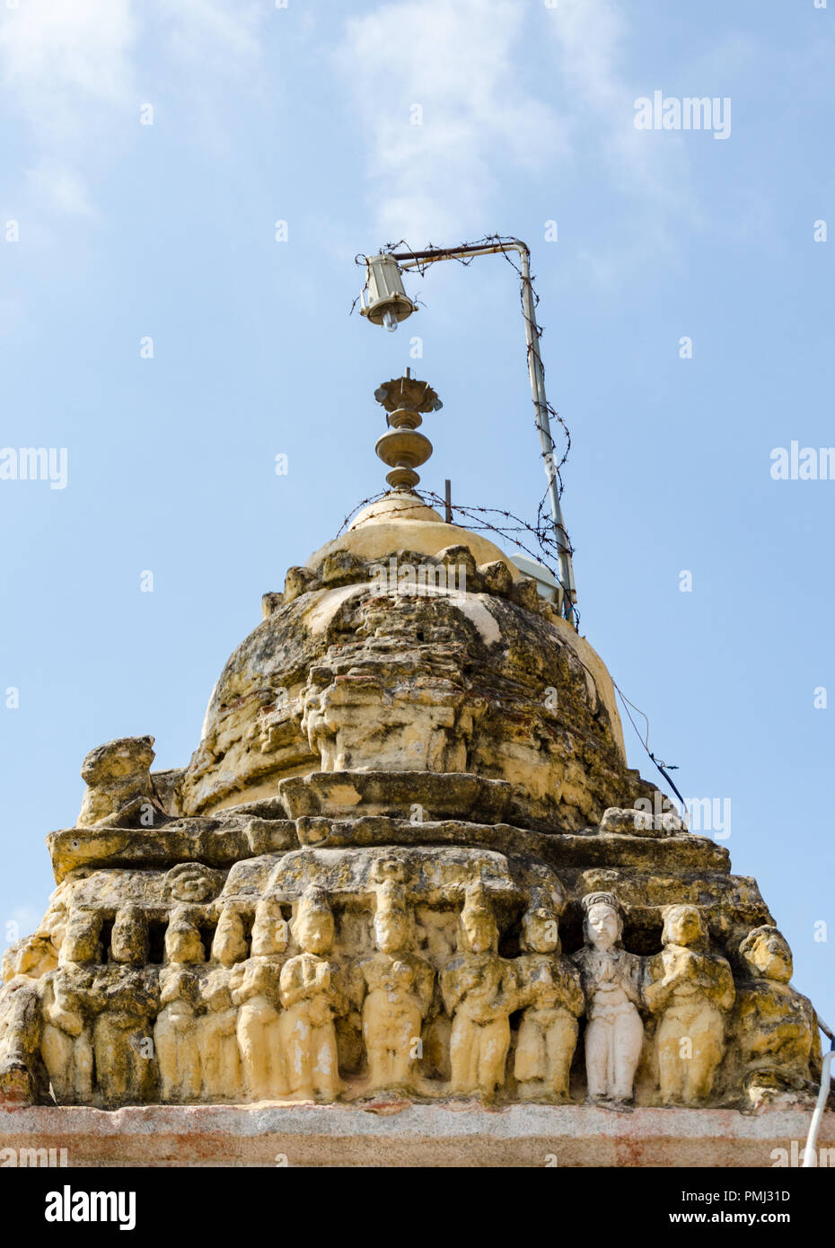 Die geschnitzten Figuren auf der Oberseite eines der Heiligtümer in Virupaksha Temple complex, Hampi, Karnataka, Indien Stockfoto