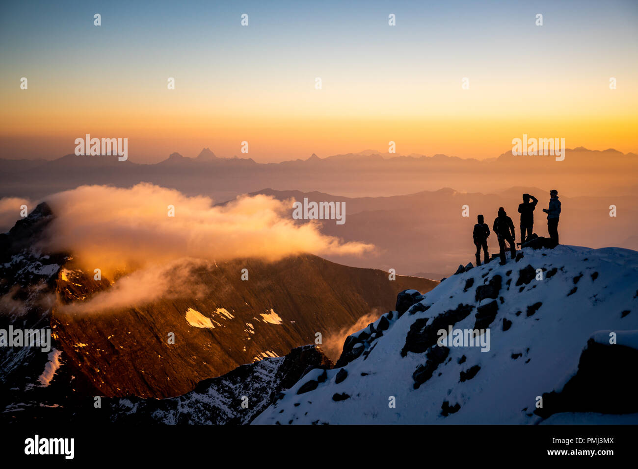 Silhouette von vier Leuten auf Mt Großes Wiesbachhorn, Kaprun, Salzburg, Österreich Stockfoto