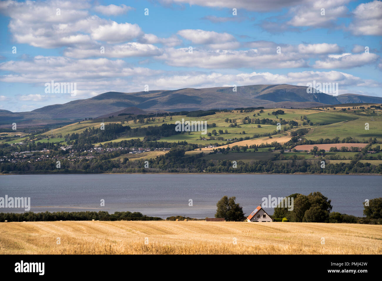 Blick auf Ben Wyvis (1046 m) über den Cromarty Firth aus der Black Isle, Ross-shire, Schottland, Großbritannien Stockfoto