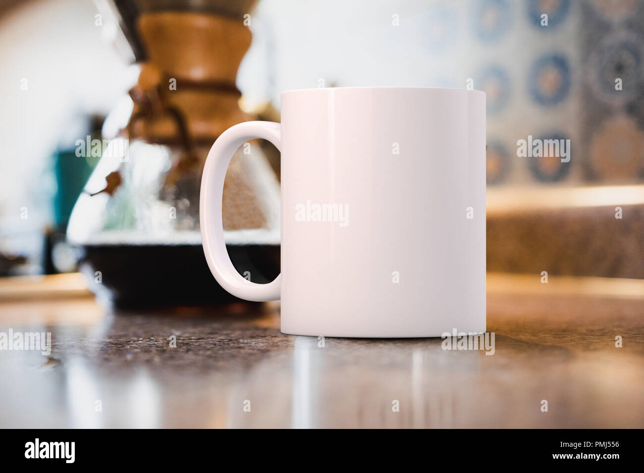 Weiße leere Kaffeetasse, wo Sie Custom Design oder Kostenvoranschlag hinzufügen. Perfekt für Unternehmen Tassen verkaufen, nur overlay Ihre Angebots- oder Design auf das Bild. Stockfoto