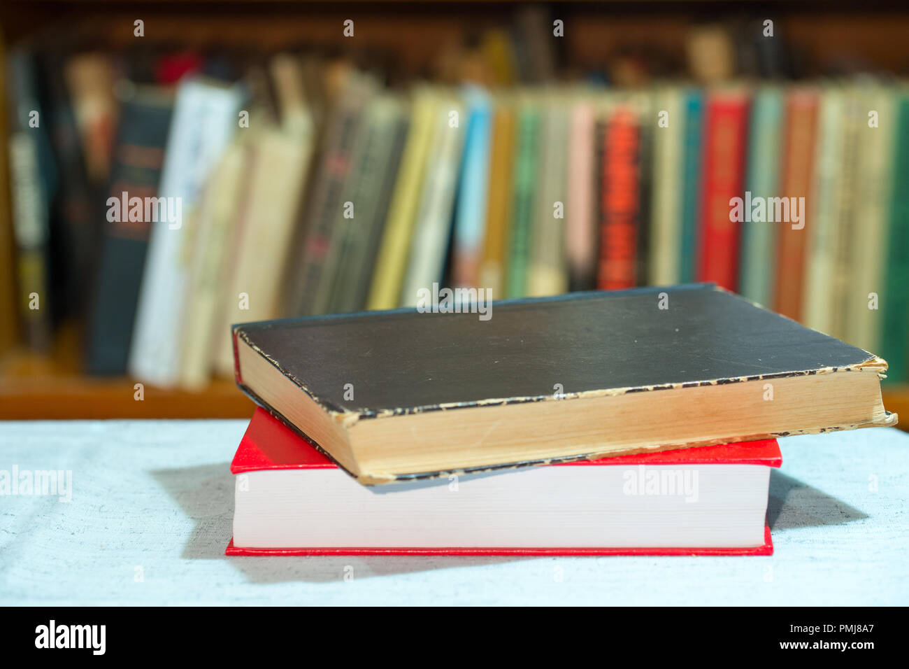 Buch, Stapel von gebundene Bücher auf dem Tisch. Zurück zu Schule. Kopieren Sie Platz. Ansicht von oben. Stockfoto