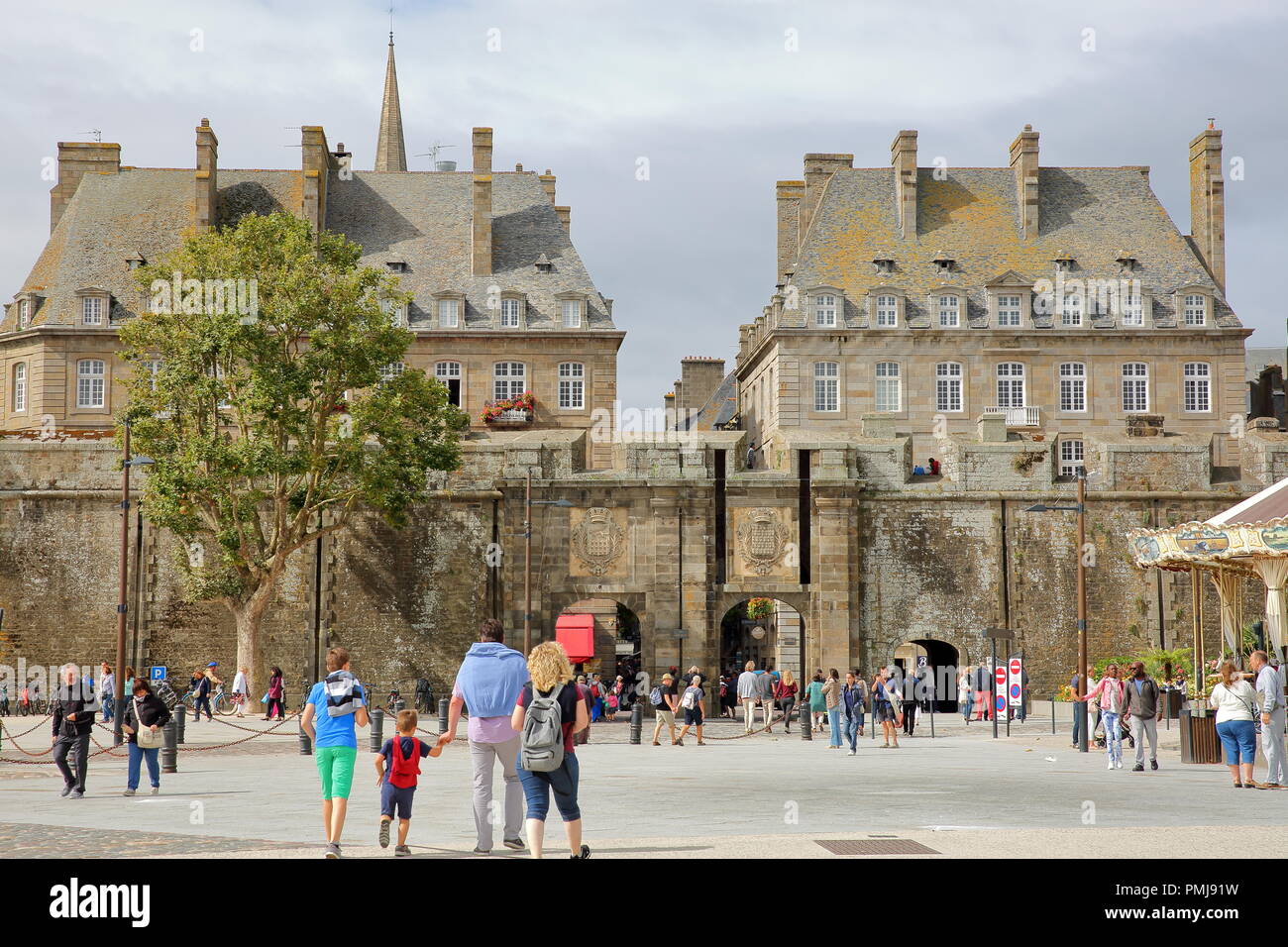 SAINT MALO, Frankreich - 26 AUGUST, 2018: Der Eingang (Porte Saint Vincent) von der ummauerten Stadt mit traditionellen Fassaden (mit Dächer und Schornsteine) Stockfoto