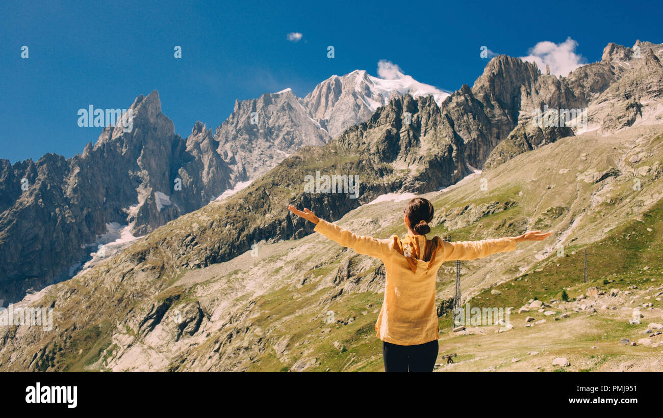 Frau, Tourist mit Blick auf den Pavillon du Mont Frety in Courmayeur Italien, über Bergmassiv Stockfoto