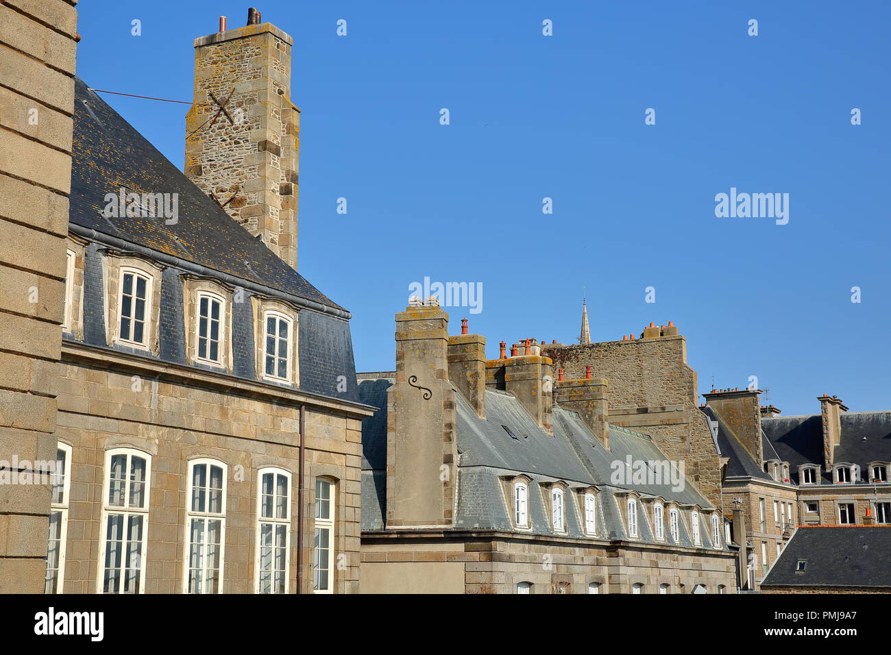 Traditionelles Haus Fassaden mit Schornsteine und Dächer, innerhalb der Stadtmauern gelegen und gesehen von den Wällen, Saint Malo, Bretagne, Frankreich Stockfoto