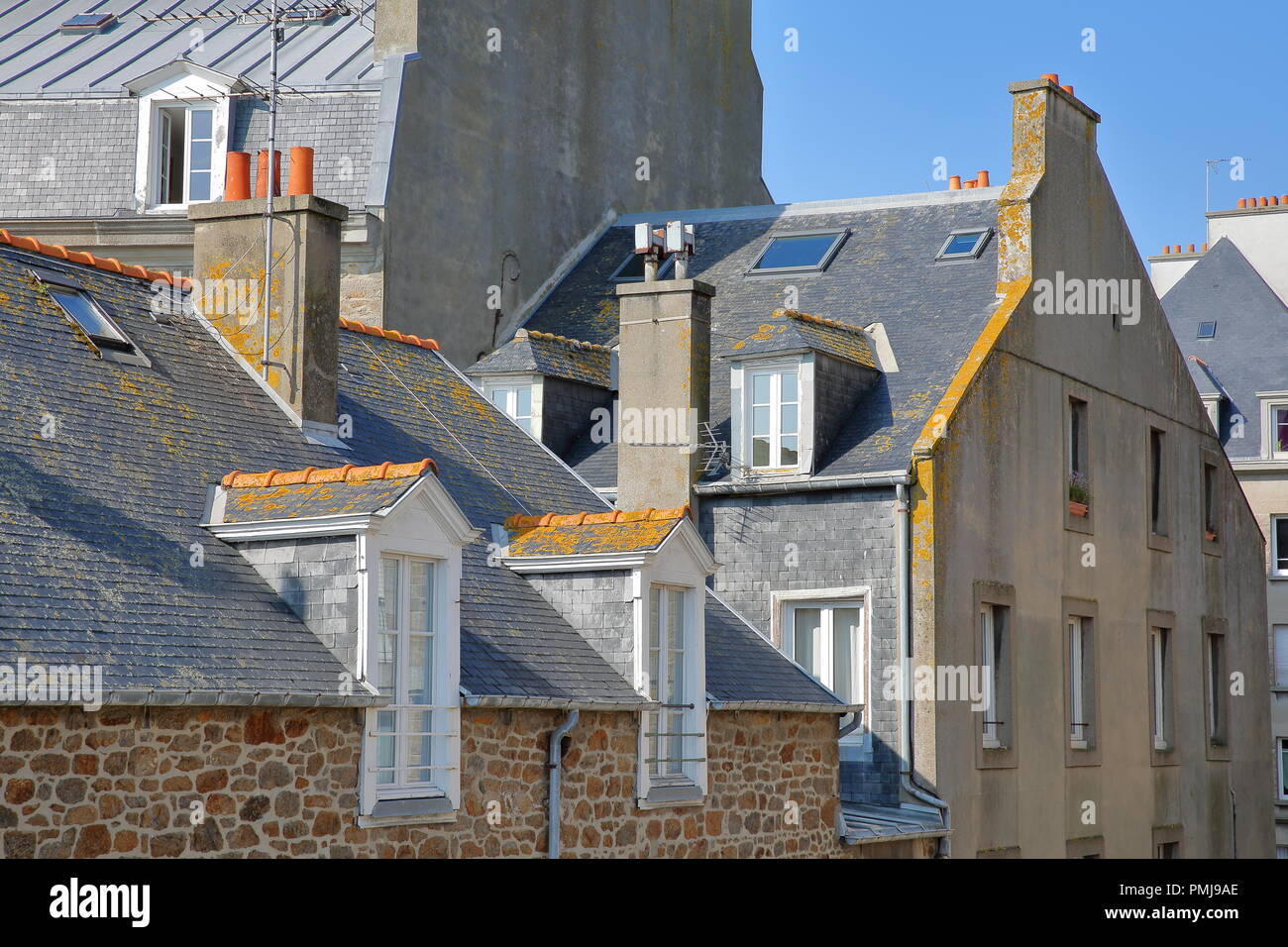 Close-up auf traditionellen Fassaden mit Schornsteine und Dächer, innerhalb der Stadtmauern gelegen und gesehen von den Wällen, Saint Malo, Bretagne, Fran Stockfoto
