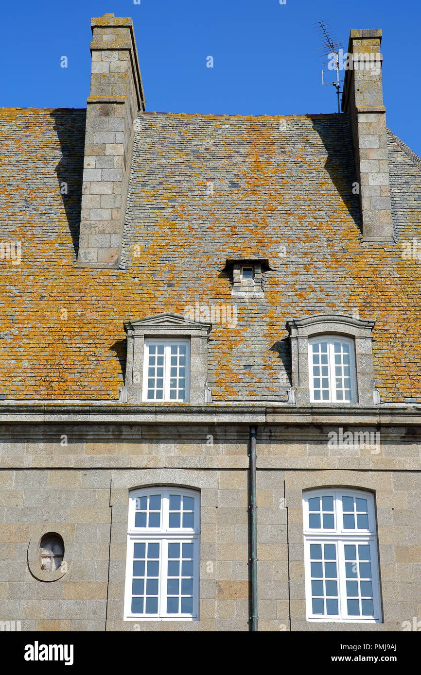 Close-up auf einem traditionellen Hausfassade mit Kaminen und Dach, innerhalb der Stadtmauern gelegen, Saint Malo, Bretagne, Frankreich Stockfoto