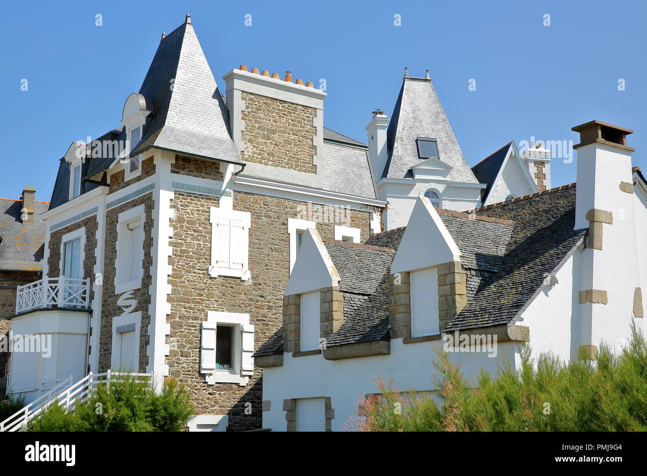 SAINT MALO, Frankreich - 28. AUGUST 2018: Traditionelles Haus Fassaden in Steuerungstechnische entlang Hoguette Strand, von der Esplanade angesehen (Digue De rochebonne) Stockfoto