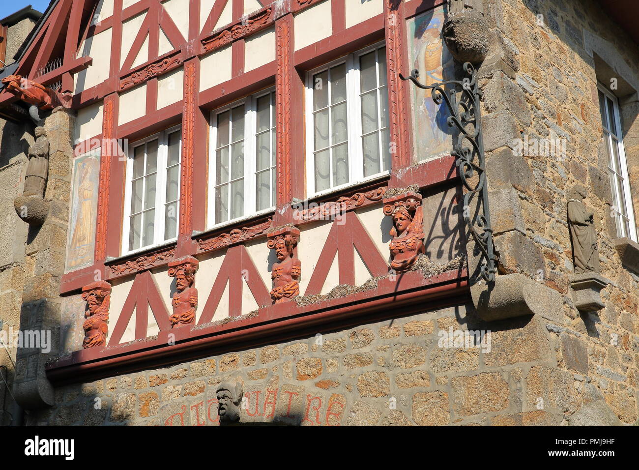 SAINT MALO, Frankreich - 29 AUGUST 2018: Close-up auf einem traditionellen Hausfassade mit Schnitzereien in Saint Servan auf Dauphine Street Stockfoto