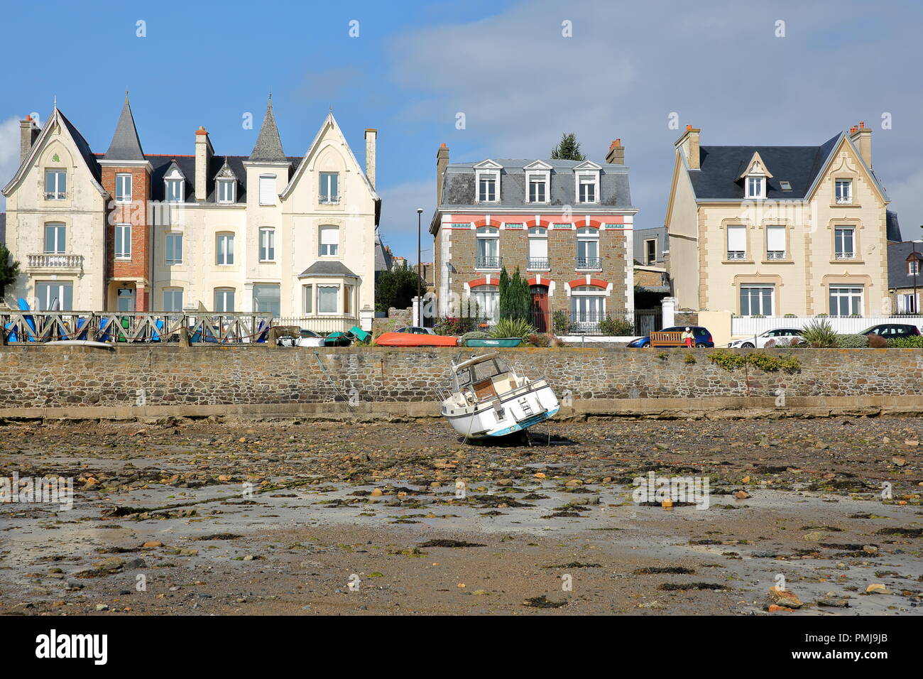 Traditionelles Haus Fassaden gesehen vom Strand Solidor im Saint Servan bei Ebbe, Saint Malo, Bretagne, Frankreich Stockfoto