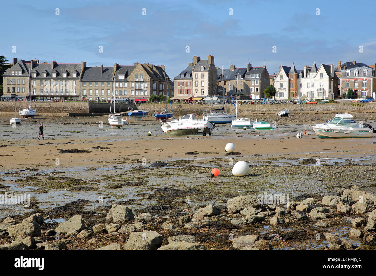 SAINT MALO, Frankreich - 29 AUGUST, 2018: Der Strand Solidor im Saint Servan bei Ebbe mit traditionellen Fassaden im Hintergrund Stockfoto
