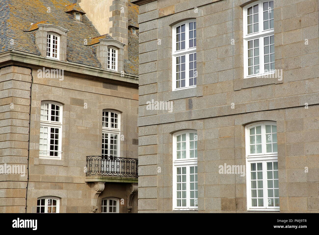 Traditionelles Haus Fassaden innerhalb der Stadtmauern von Saint Malo entlang Orleans Street, Saint Malo, Bretagne, Frankreich. Stockfoto