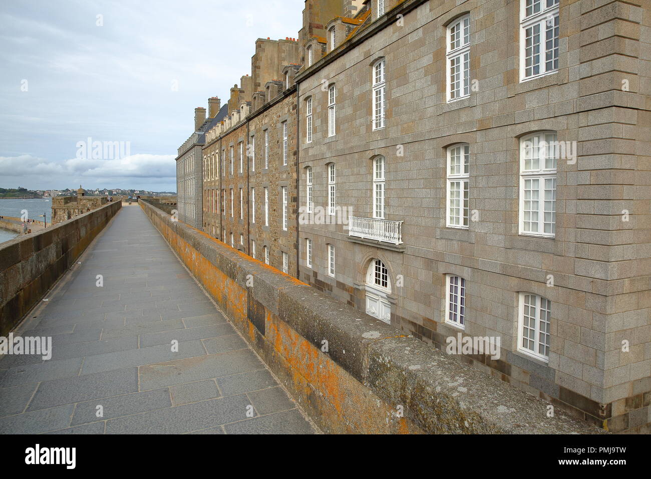 Traditionelles Haus Fassaden gesehen von den Wällen und entlang Orleans Street innerhalb der Stadtmauern von Saint Malo, Bretagne, Frankreich. Stockfoto