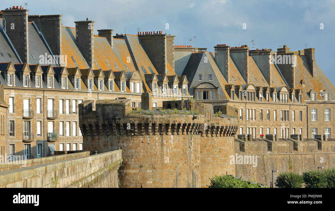 Close-up auf den Wällen von Saint Malo, Bretagne, Frankreich, mit traditionellen Fassaden im Hintergrund Stockfoto