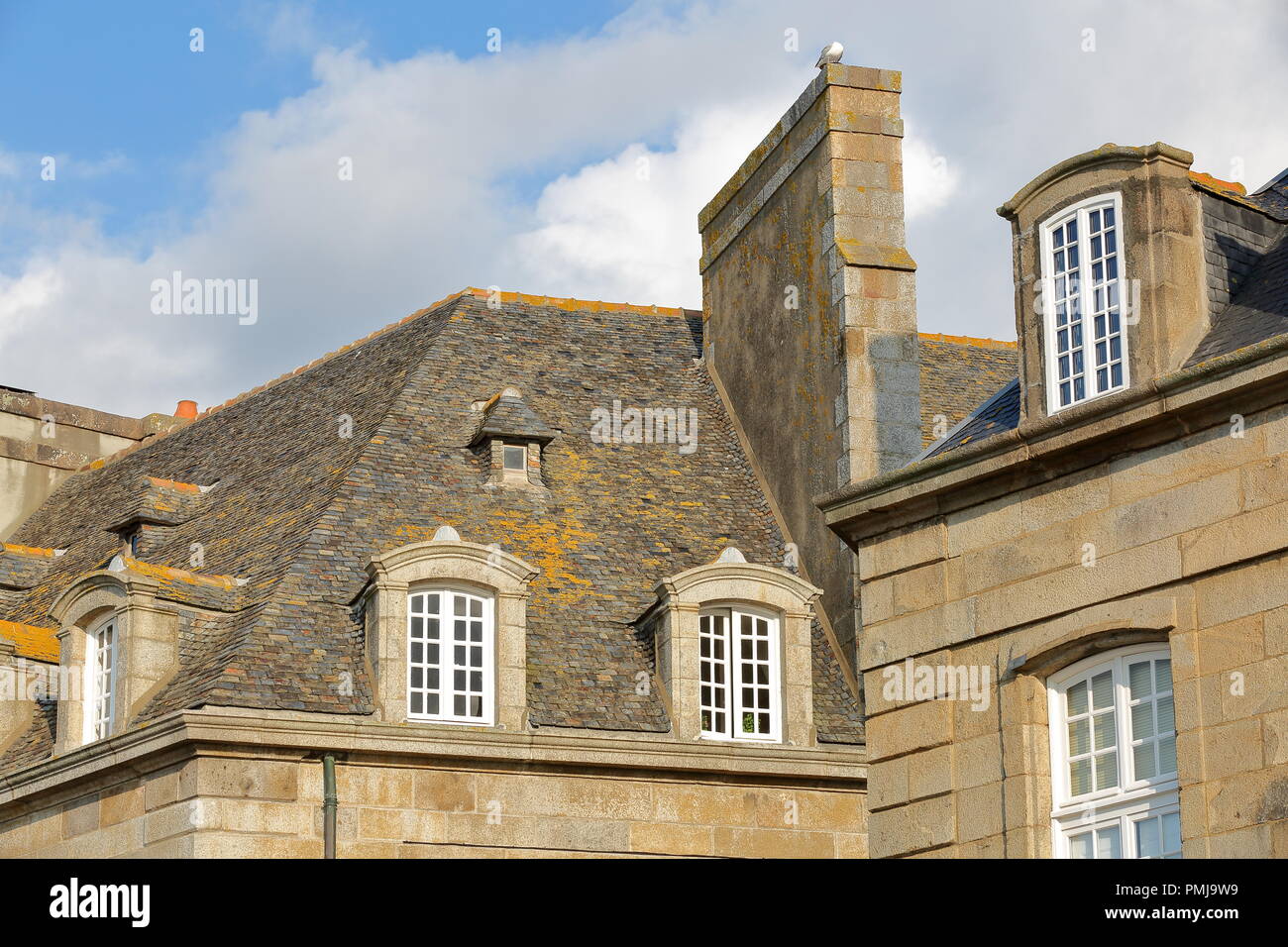 Close-up auf traditionellen Fassaden mit Schornsteine und Dächer, innerhalb der Stadtmauern von Saint Malo, Bretagne, Frankreich. Stockfoto