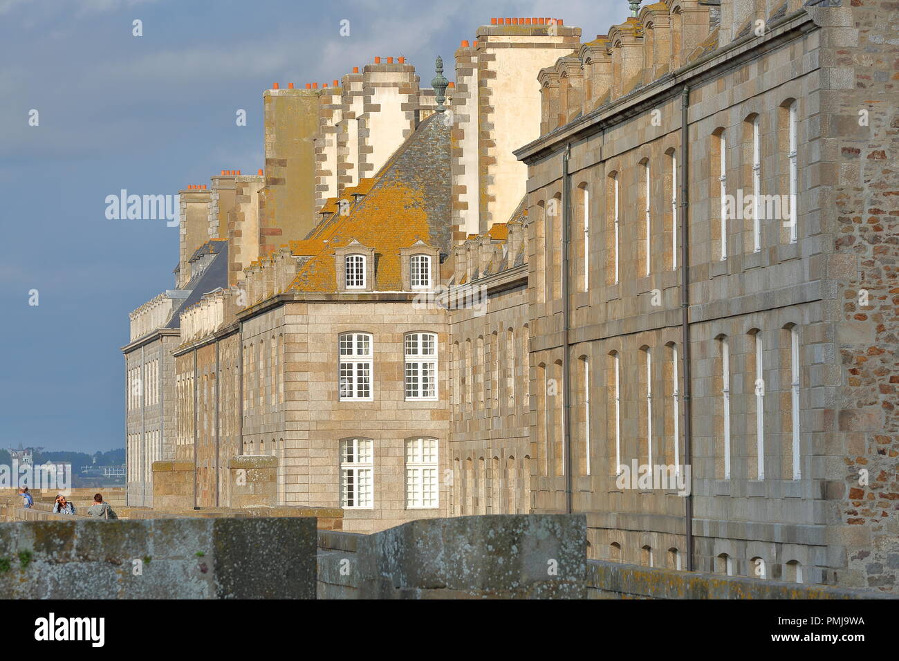 SAINT MALO, Frankreich - 31. AUGUST 2018: Traditionelles Haus Fassaden (mit Schornsteine und Dächer) entlang der Orleans Street, innerhalb der Stadtmauern entfernt Stockfoto