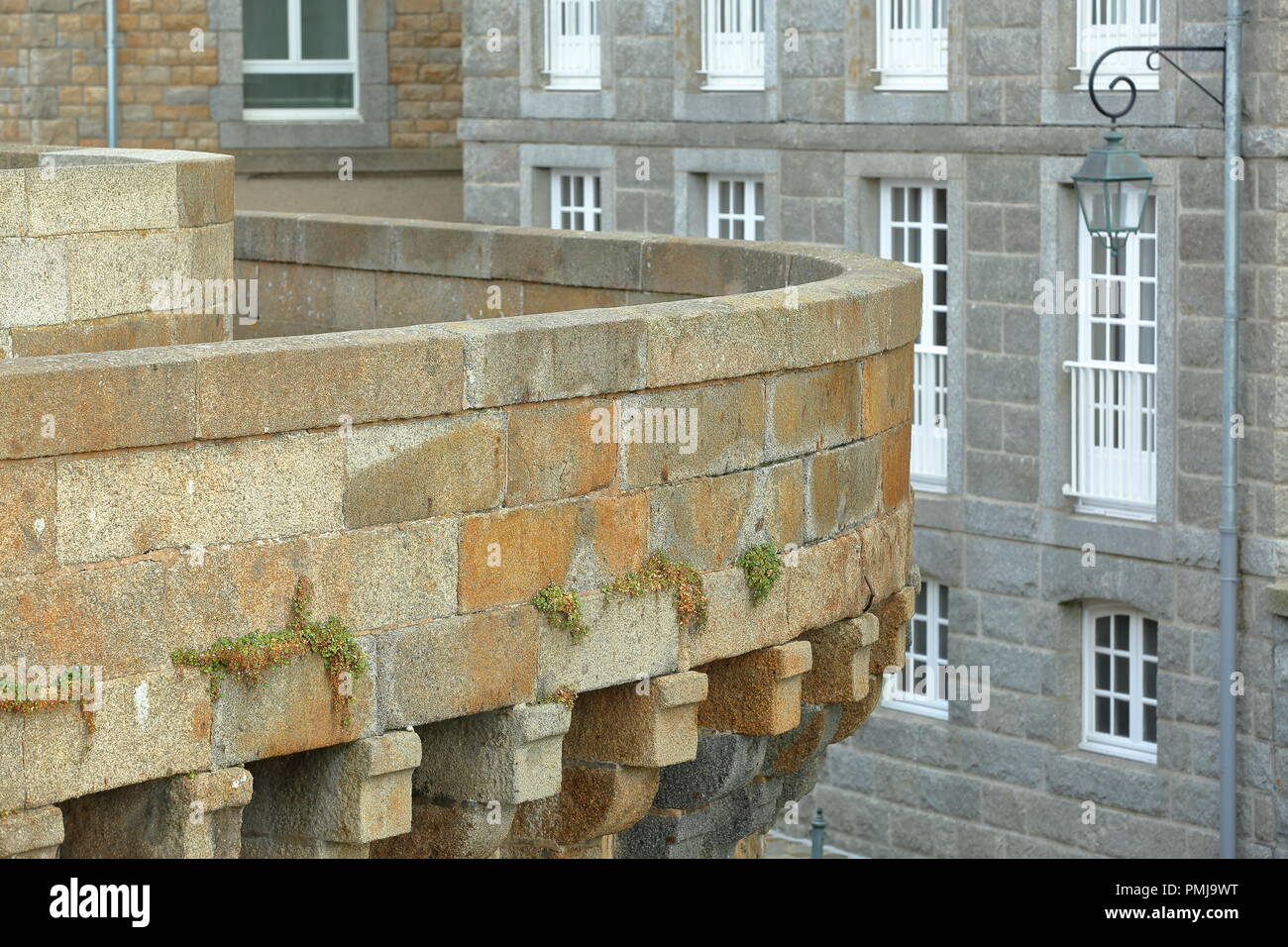 Close-up auf den Wällen von Saint Malo, Bretagne, Frankreich, mit traditionellen Fassaden im Hintergrund Stockfoto