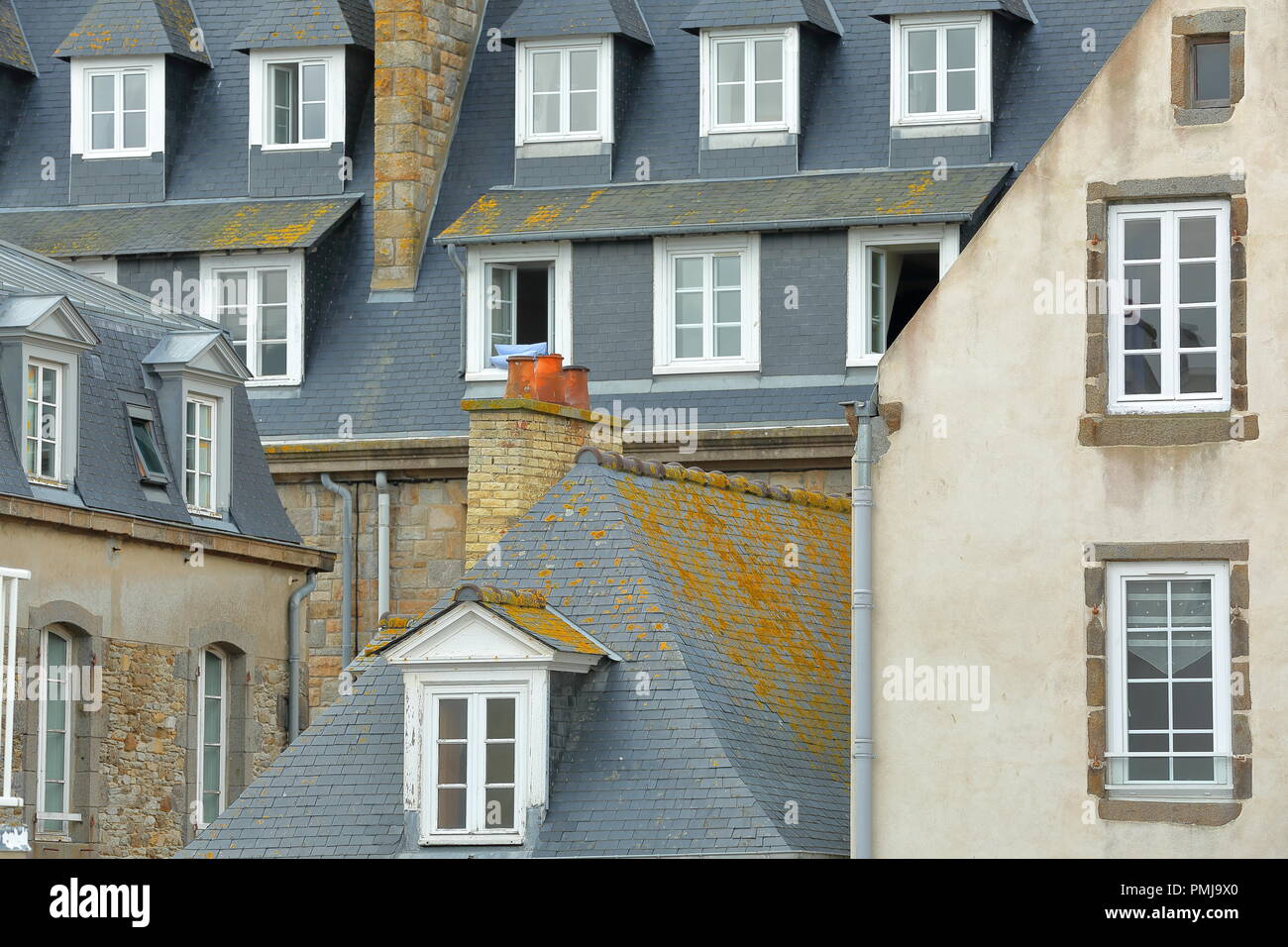 Close-up auf traditionellen Fassaden mit Schornsteine und Dächer, innerhalb der Stadtmauern von Saint Malo, Bretagne, Frankreich. Stockfoto