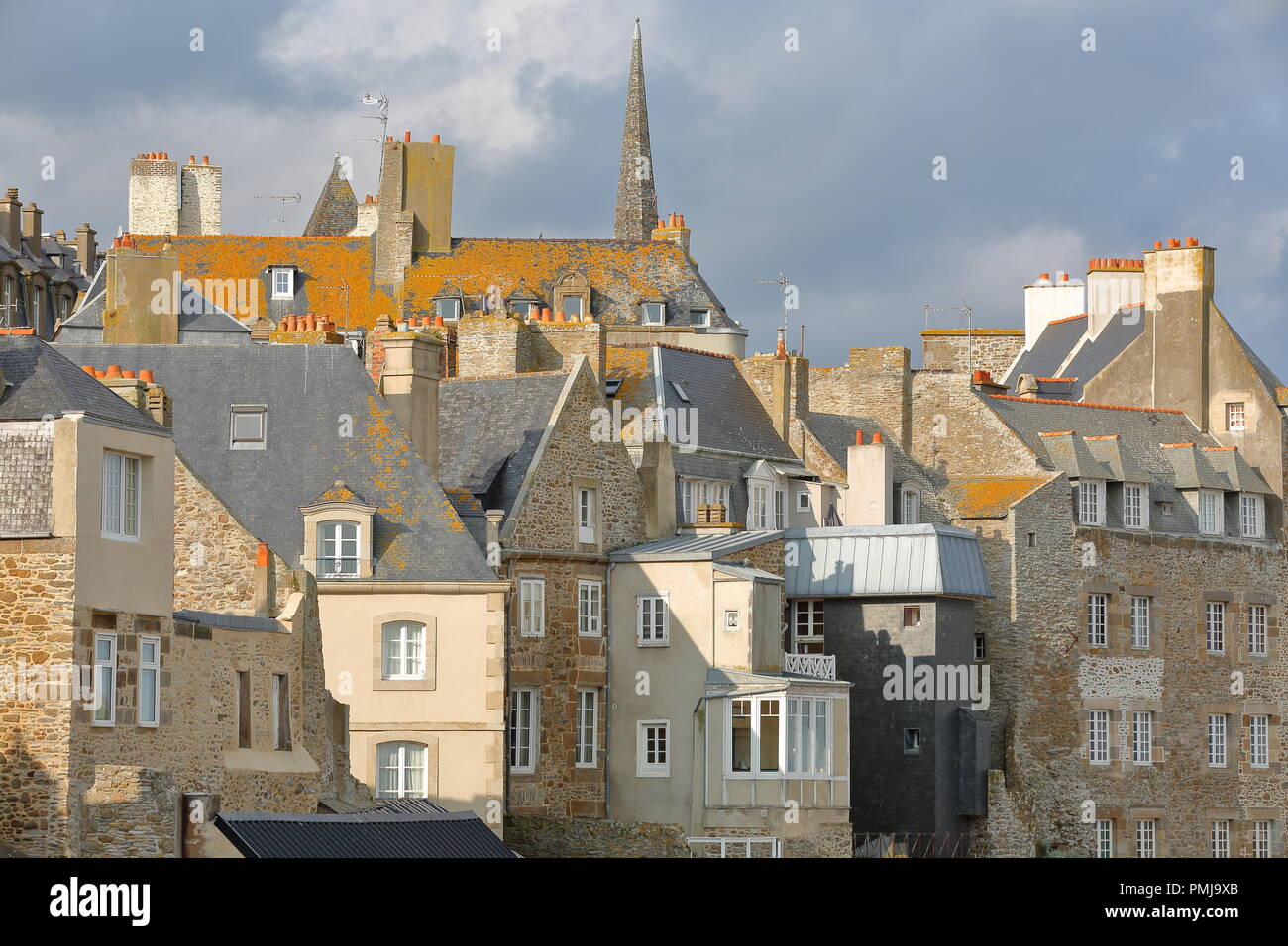 Close-up auf traditionellen Fassaden mit Schornsteine und Dächer, innerhalb der Stadtmauern von Saint Malo, Bretagne, Frankreich. Stockfoto