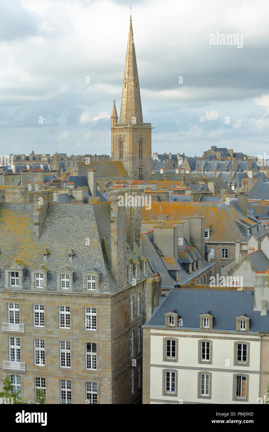 Luftaufnahme von traditionellen Fassaden (mit Schornsteine und Dächer) und St. Vincent Kathedrale, innerhalb der Stadtmauern von Saint Malo, Bretagne Stockfoto