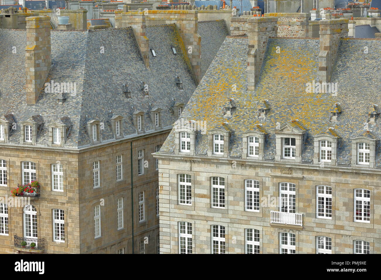 Close-up auf traditionellen Fassaden mit Schornsteine und Dächer, innerhalb der Stadtmauern von Saint Malo, Bretagne, Frankreich. Stockfoto
