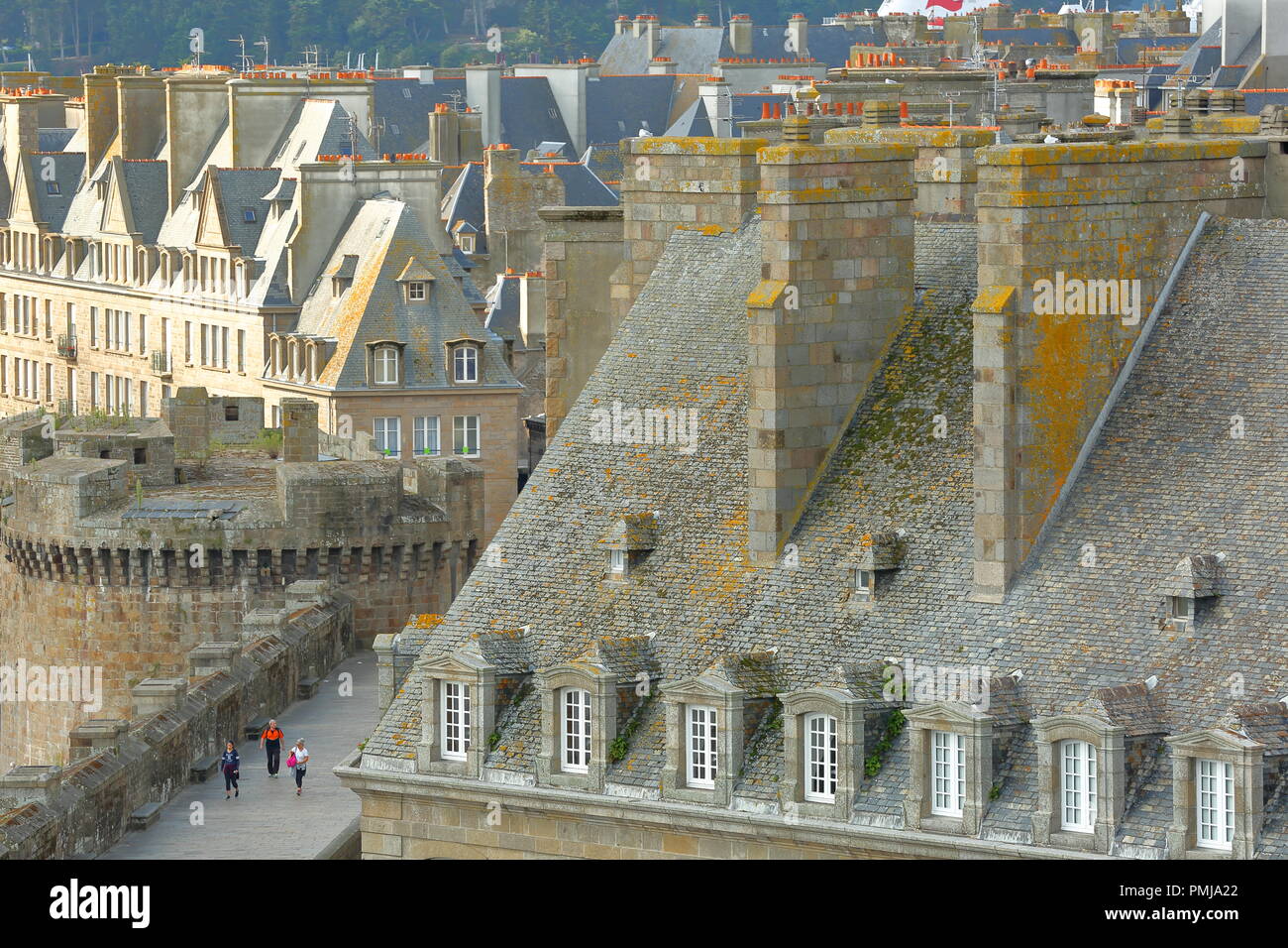 SAINT MALO, Frankreich - 31. AUGUST 2018: Luftaufnahme der traditionellen Fassaden (mit Schornsteine und Dächer) und die Stadtmauer, innerhalb der Stadtmauern Stockfoto