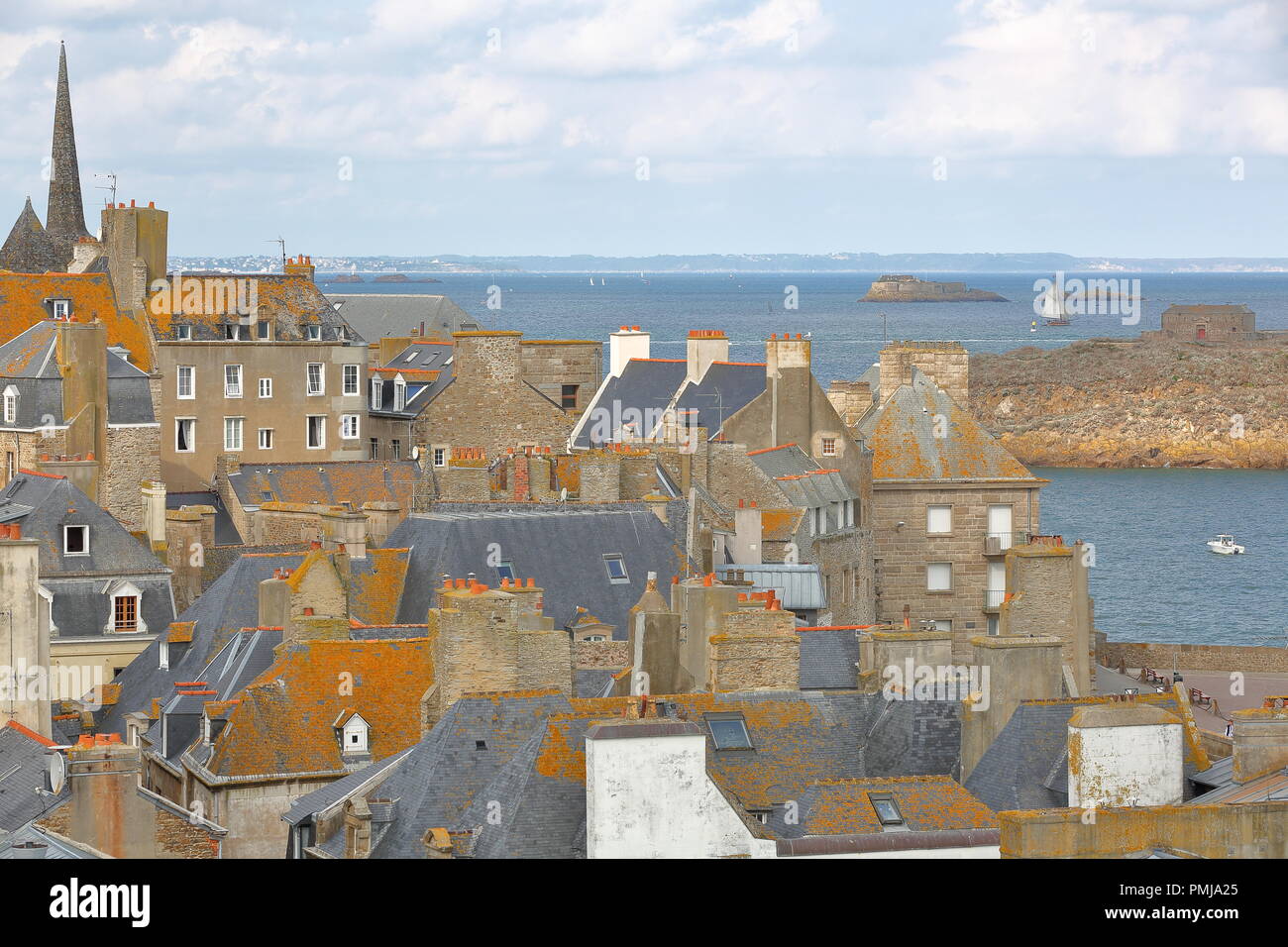 Luftaufnahme von traditionellen Haus Fassaden mit Schornsteine und Dächer, innerhalb der Stadtmauern von Saint Malo, Bretagne, Frankreich. Stockfoto
