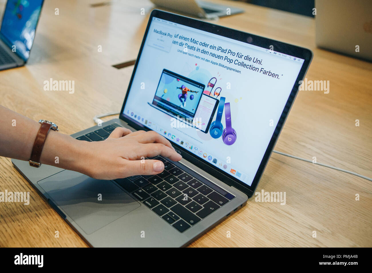 Berlin, 29. August 2018: Der Käufer im offiziellen Shop von Apple in Berlin ein neues MacBook zu kaufen. Stockfoto