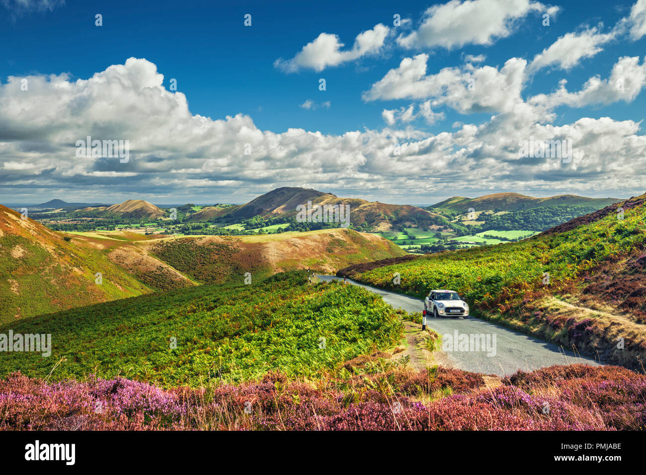 Malerische Straße auf der Spitze des Hügels von malerischen Carding Mill Valley in Shropshire, Großbritannien Stockfoto