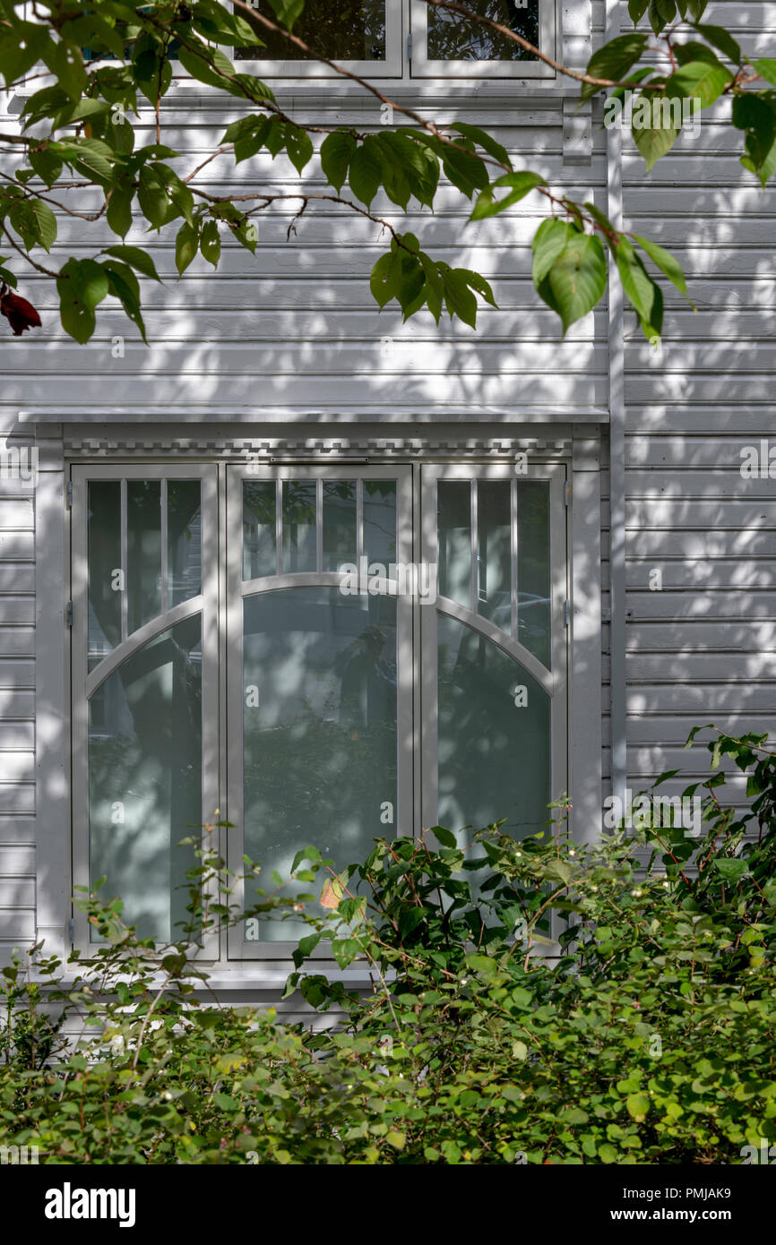 Schöne, weiße gesetzte Norwegische Hütten mit einem klassischen skandinavischen Look. Stockfoto