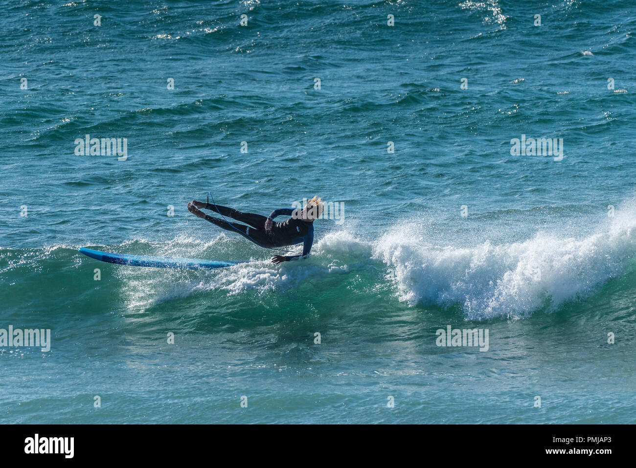 Ein Surfer aus seinem Surfbrett an Fistral in Newquay in Cornwall. Stockfoto