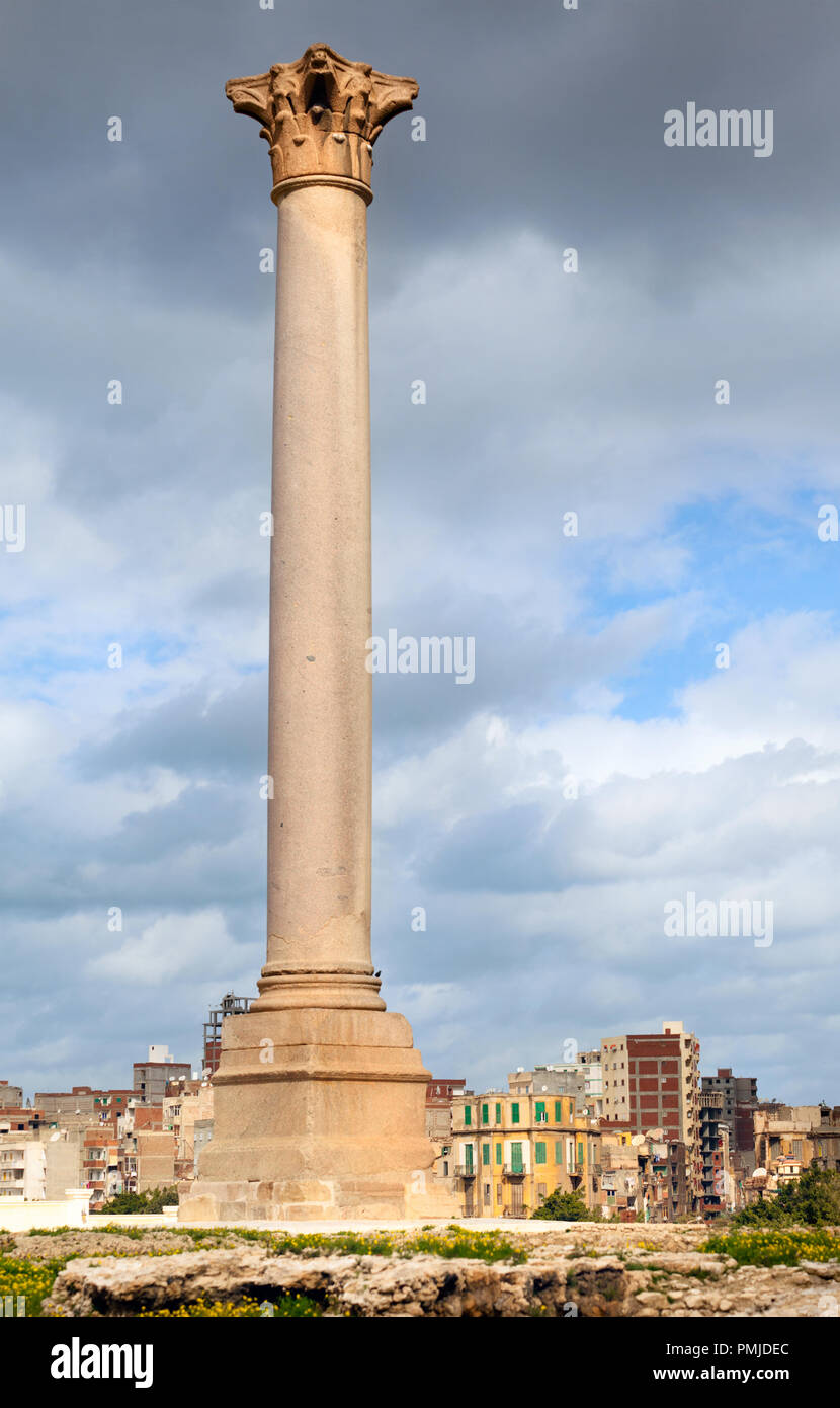 Pompeius Säule ist eine römische Siegessäule in Alexandria, Ägypten Stockfoto