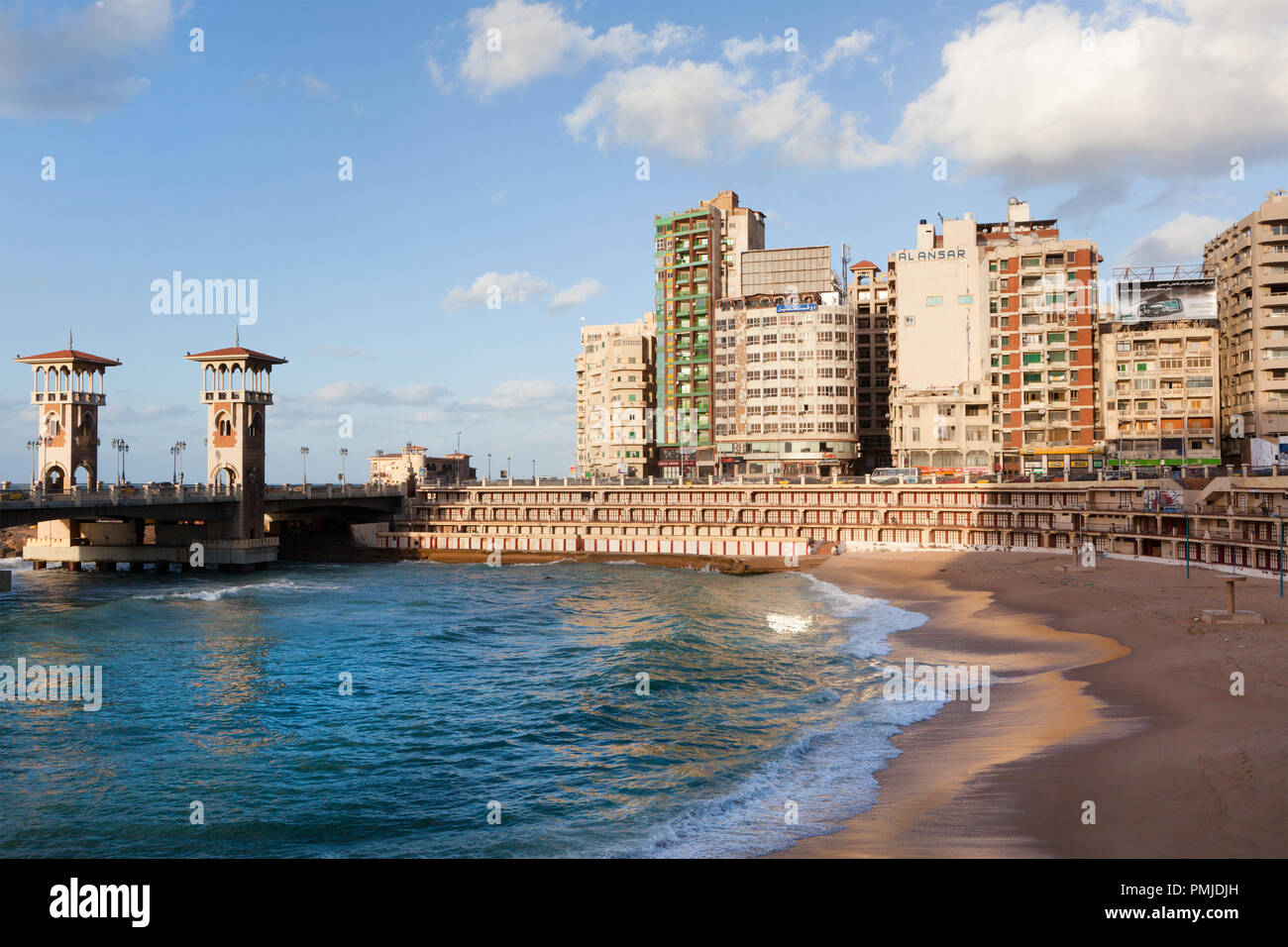 Blick auf den Strand der Stadt und die Türme der Stanley Brücke im Stadtzentrum von Alexandria, Ägypten Stockfoto