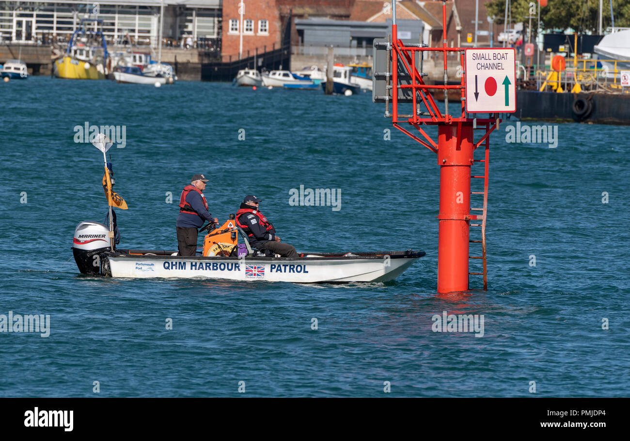 Portsmouth Harbour, England UK. QHM Hafen Patrouillenboot und eine Besatzung von zwei Stockfoto