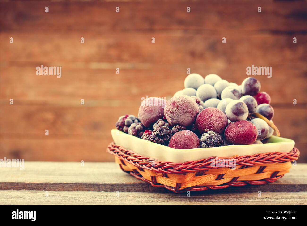 Gefrorene Früchte auf Holz- Hintergrund. Getönten Bild. Stockfoto