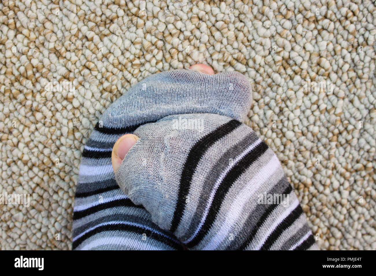 Nahaufnahme der Socken mit Löchern Stockfoto