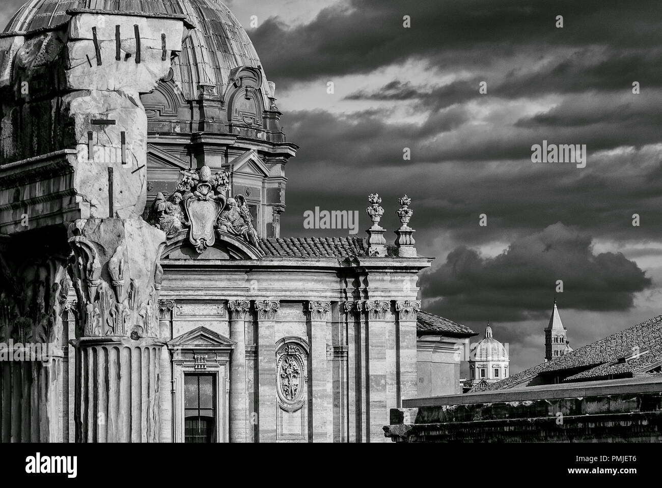 Antike Architektur in Rom (Schwarz und Weiß) Stockfoto