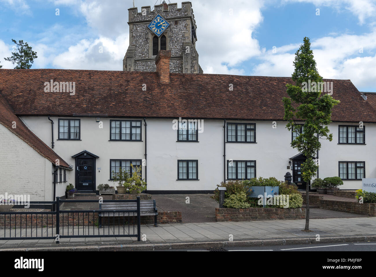 Vogel & Lovibond Anwalt-büro in der High Street, Ruislip, Middlesex, England, UK. Der Turm der Pfarrkirche sichtbar über dem Dach St. Martin. Stockfoto