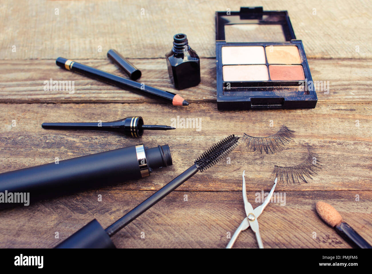 Kosmetik für die Augen: Bleistift, Mascara, eyeliner, falsche Wimpern und Lidschatten. Getönten Bild. Stockfoto