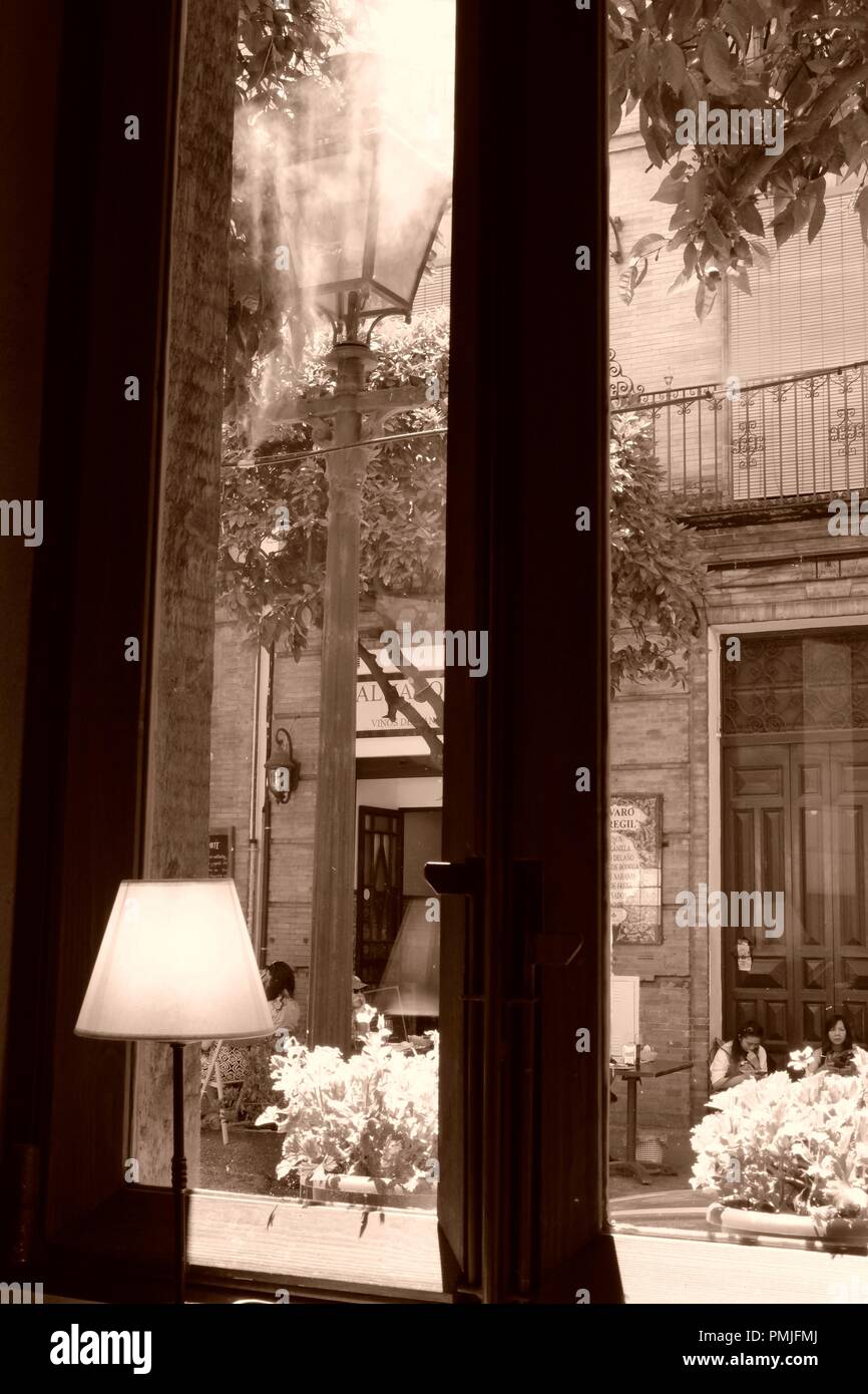 Fenster Cafe in Sevilla Stockfoto