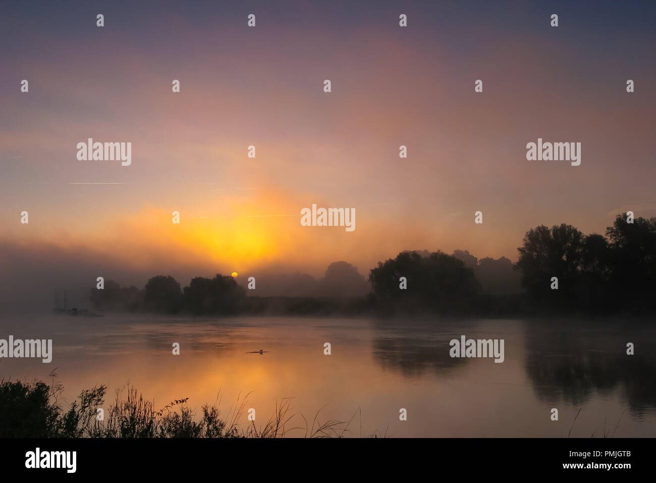 Schönen Sonnenaufgang an der Lesum an Knoops Park an einem nebligen Morgen Stockfoto