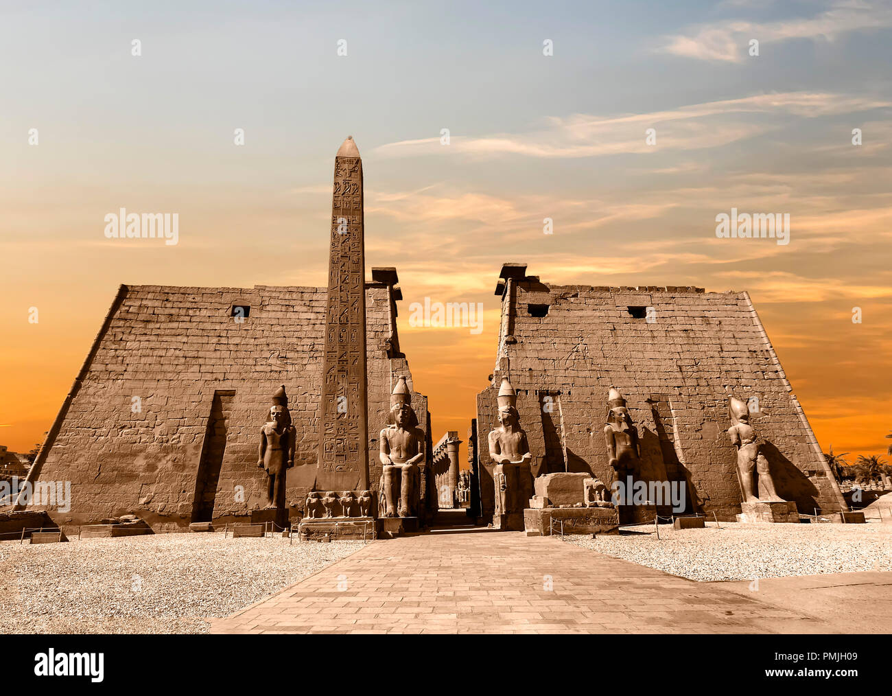 Eingang zum Luxor Tempel bei Sonnenuntergang, einen großen Alten Ägyptischen Tempel Komplex auf dem Ostufer des Nils befindet sich in der Stadt, heute bekannt als Luxo Stockfoto