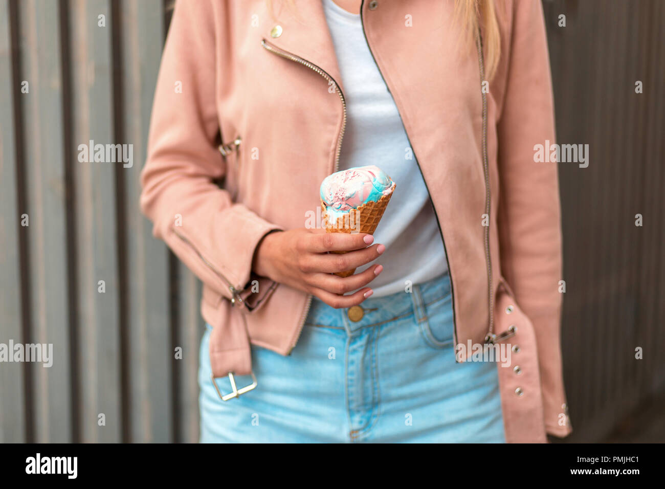 Lecker rosa und blau Eis mit einer Waffel Kegel. Mädchen mit Eis Stockfoto